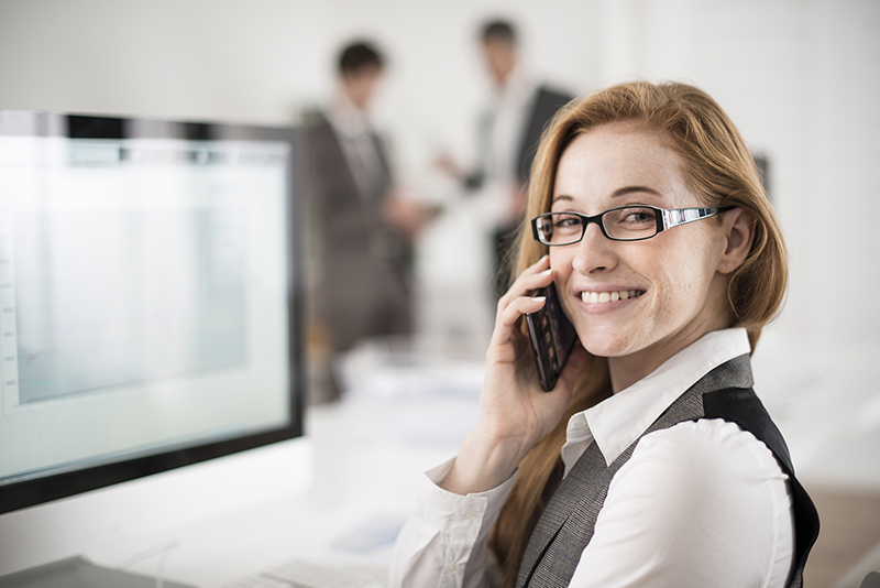 portrait-of-smiling-businesswoman-at-phone1